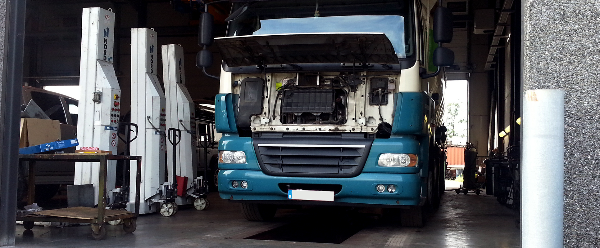Vrachtwagen in garage